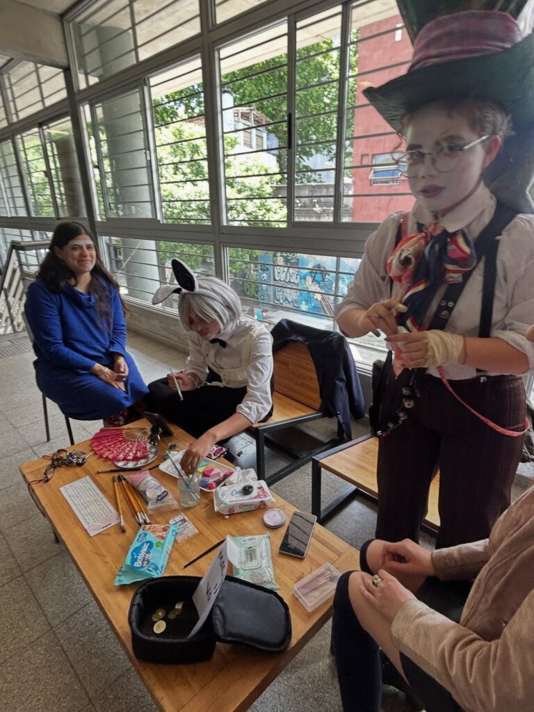 Lee más sobre el artículo 🎃✨ Halloween en FIGARI ✨🎭Una jornada llena de arte, creatividad y trabajo en equipo 👩‍🎨👨‍🎭